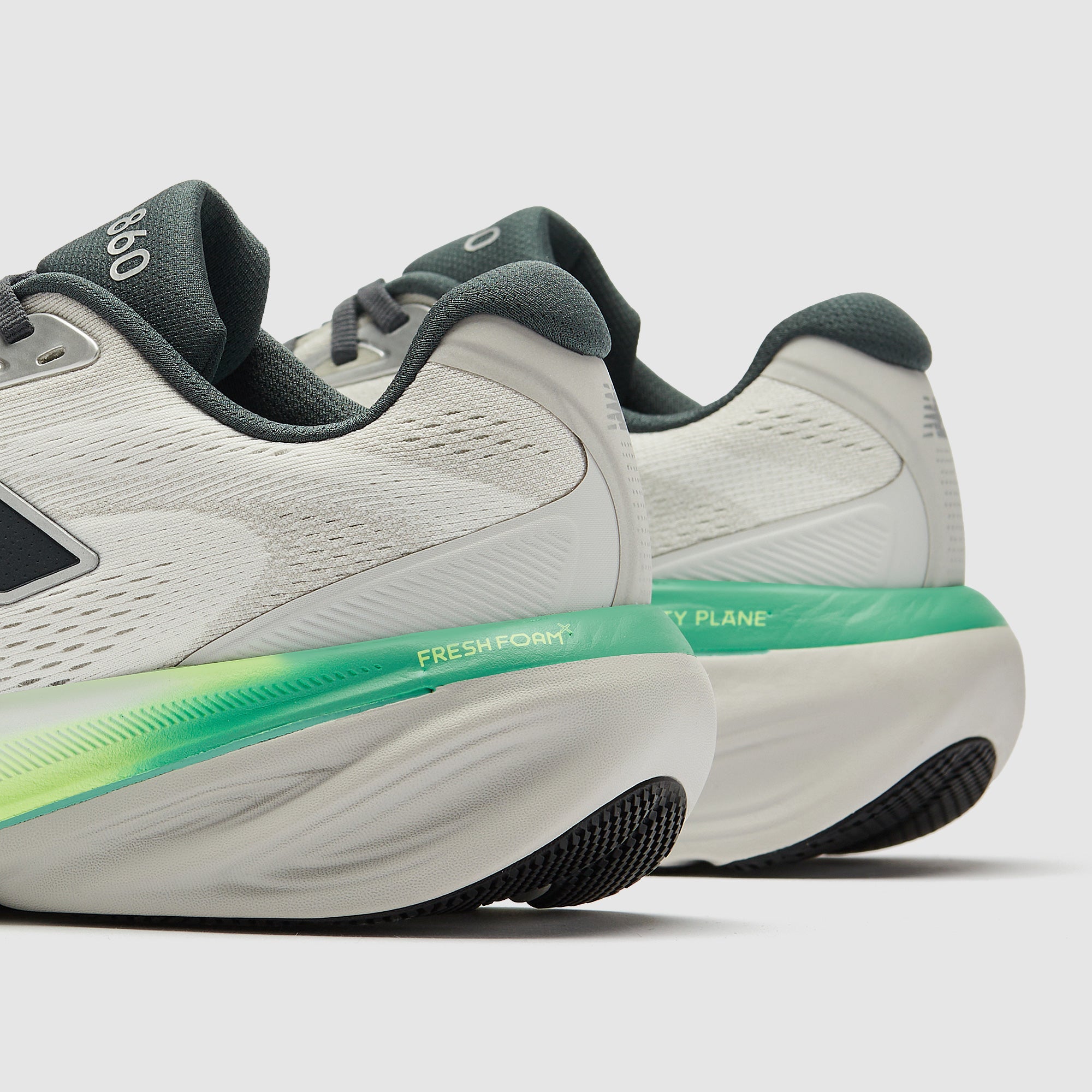 New Balance 860 v15